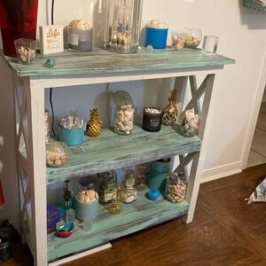 3 tier shelve hand painted. Perfect condition